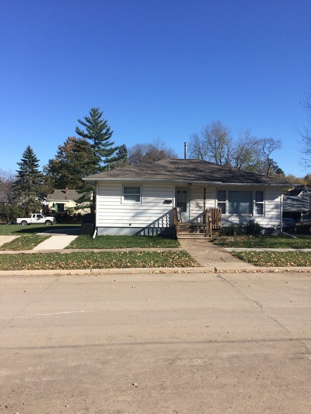 2116 Iowa St, Cedar Falls, IA 50613 House Rental in Cedar Falls, IA