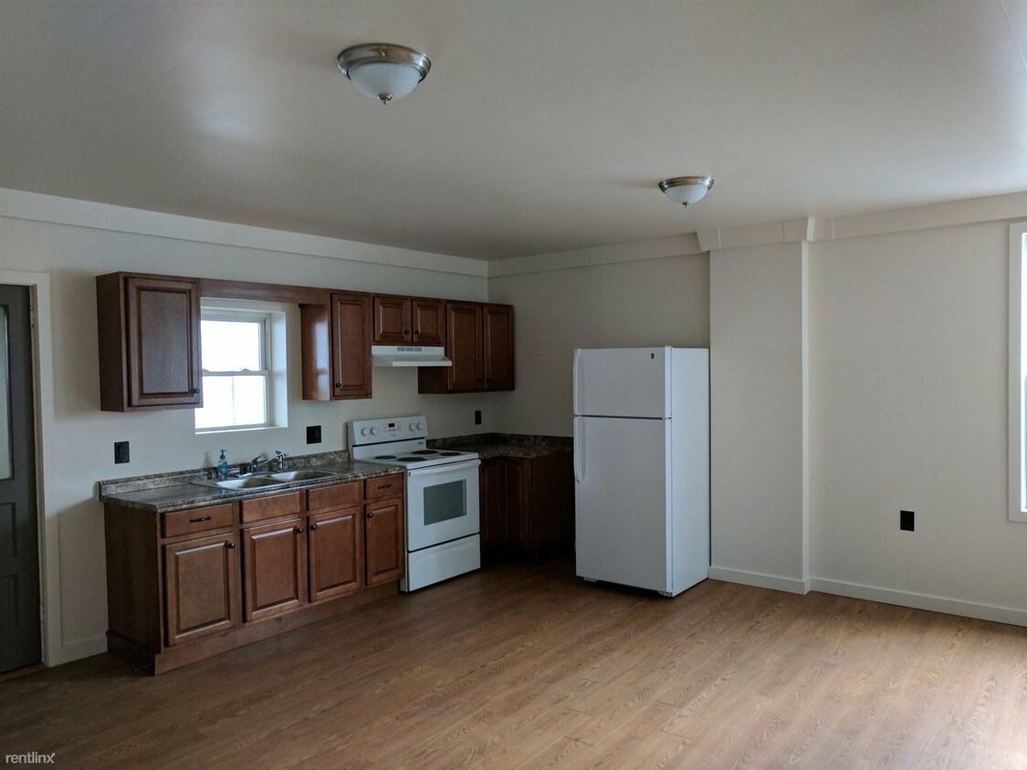 Primary Photo - 108 W Green St