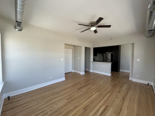 Foto del edificio - 0 bedroom in Chicago IL 60646