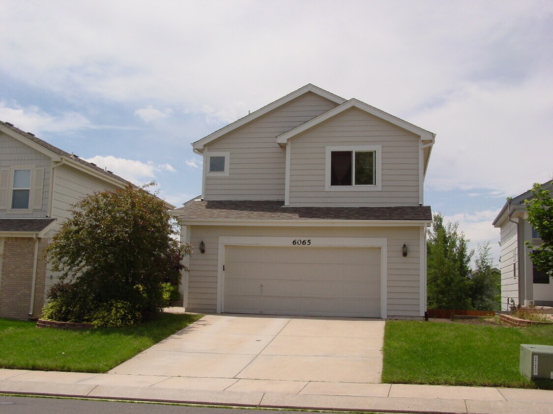 Primary Photo - Large Home in Quiet Stetson Hills Neighbor...