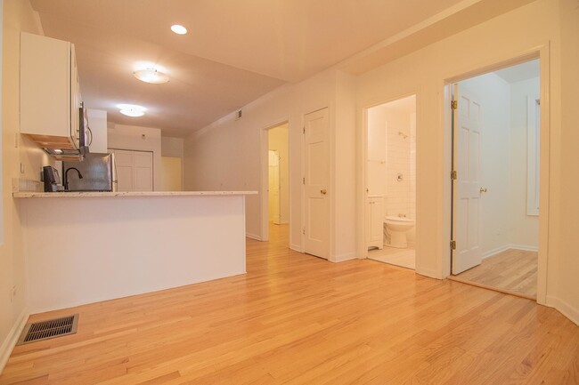 Building Photo - 954 N Honore St