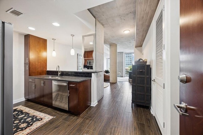 Building Photo - 360 Nueces St