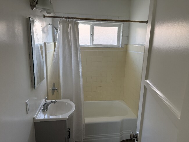 Foto del edificio - 2438 E Washington Blvd