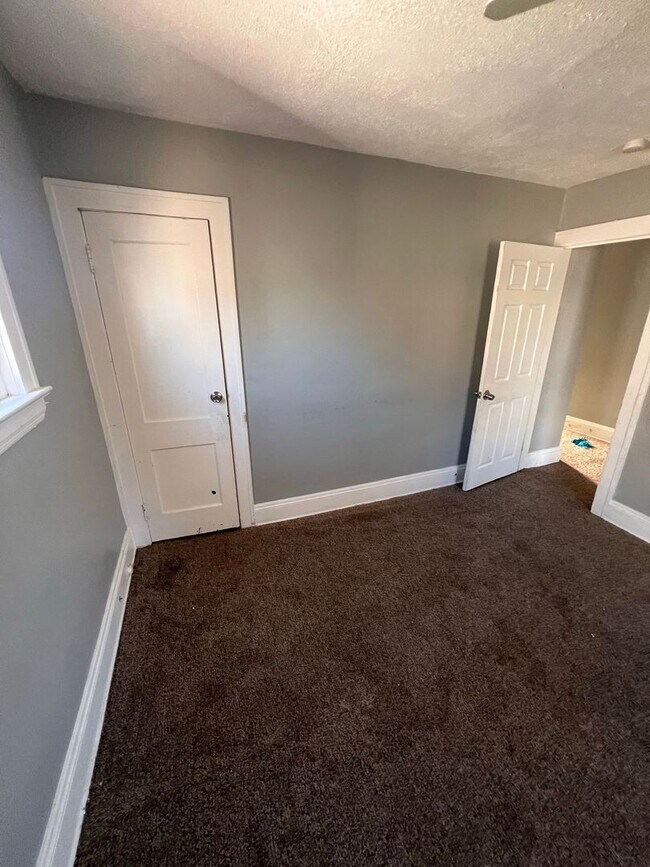 Building Photo - 4 bedroom