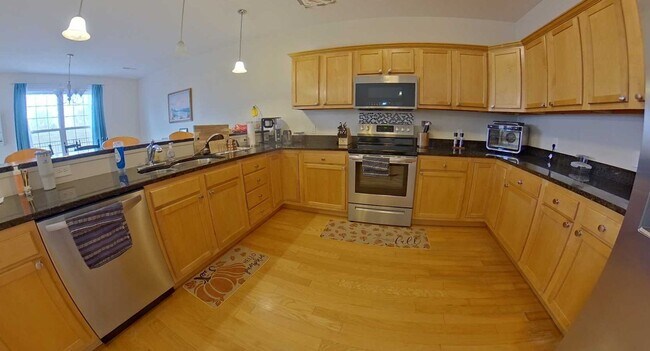 Foto del edificio - West Side + Fenced-in Yard + Attached 2-Car Garage + Washer & Dryer! Available June 19th!