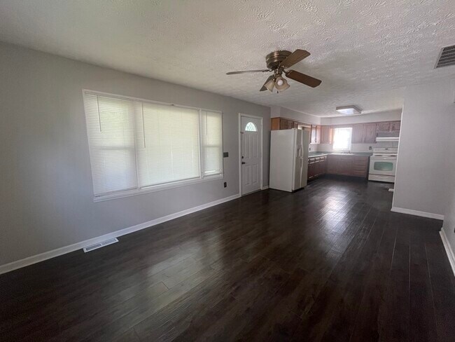 Building Photo - 2 Bedroom / 1 Bathroom Home