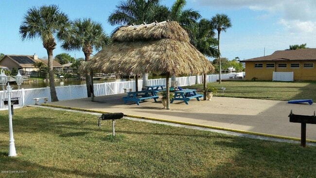 Foto del edificio - 250 N Banana River Dr