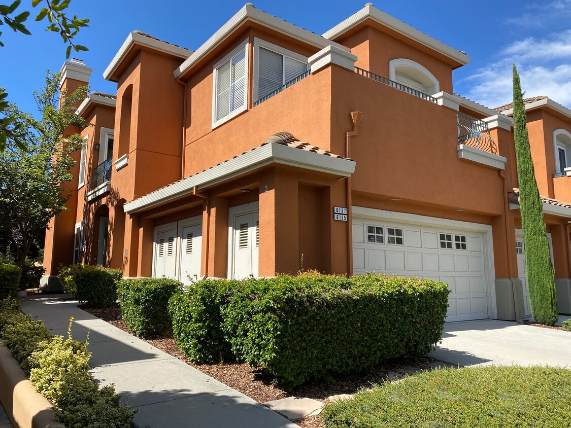 Primary Photo - EVERGREEN - Beautiful condominium located ...