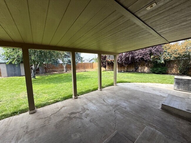 Building Photo - 3 Bedroom 1.25 Bath with 2 car garage