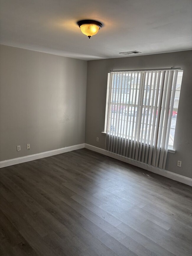Building Photo - 320 Roth Ln