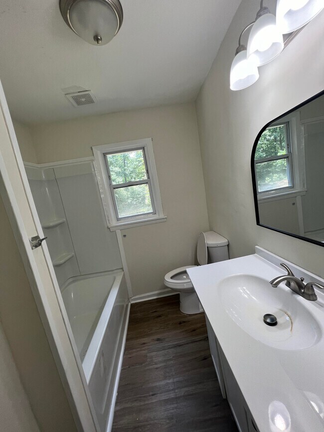 Main bath - 2579 12th Ave SW
