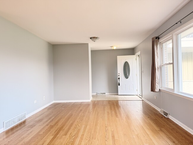 Building Photo - 724 Burning Tree Ln