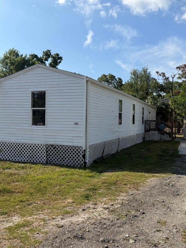 Building Photo - 2024 Laurel Ln