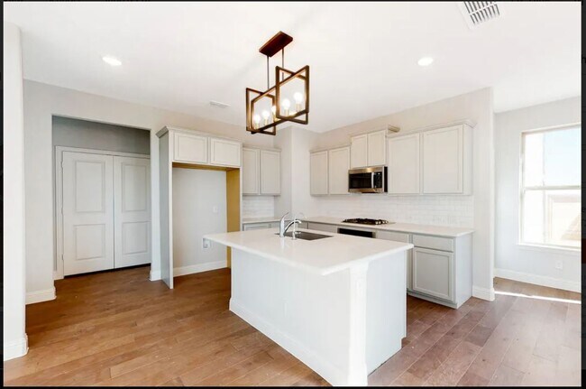 Foto del edificio - 708 Parkside Dr