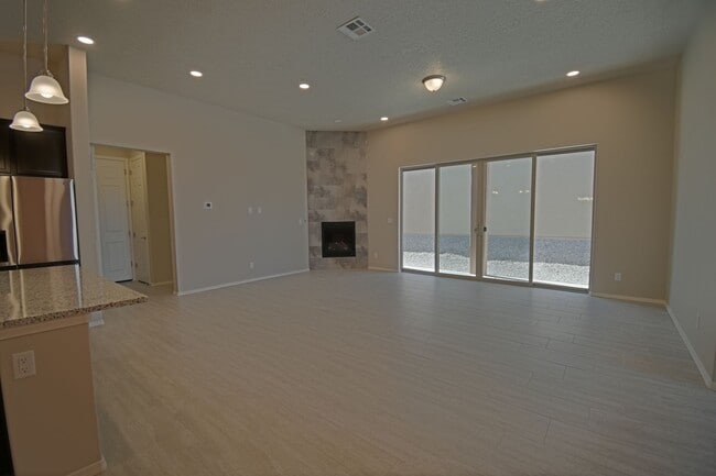 Building Photo - Three Bedroom / Three Bathroom Home in Mar...