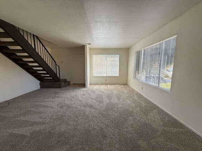 Foto del edificio - Large Two Story Condo with Two Car Detache...