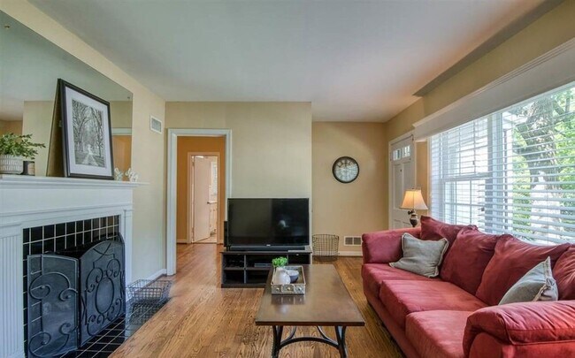 Building Photo - Beautiful three Bedroom One Bathroom For Rent