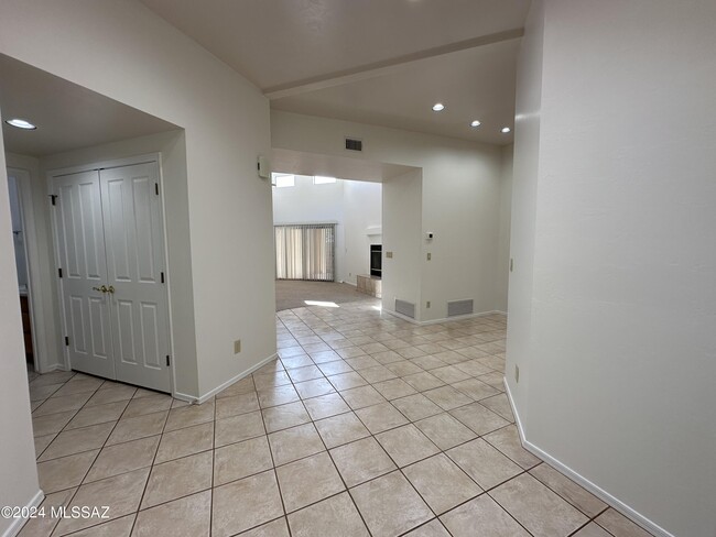 Foto del edificio - 8435 N Hanks Pl