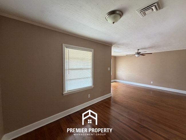 Foto del edificio - Charming 2BR/1BA Near Berclair | Hardwood Floors & Large Fenced Backyard