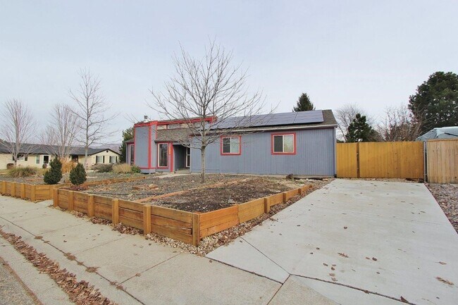 Building Photo - Fantastic Private Oasis in South East Boise!! 6 Month Lease!!