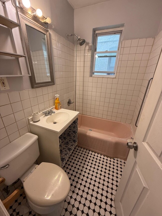 Foto del edificio - 415 E 187th St