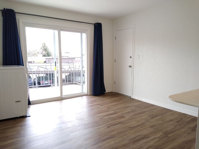 Building Photo - Hamden South 2 Bedroom 1 1/2 Bath Condo, S...