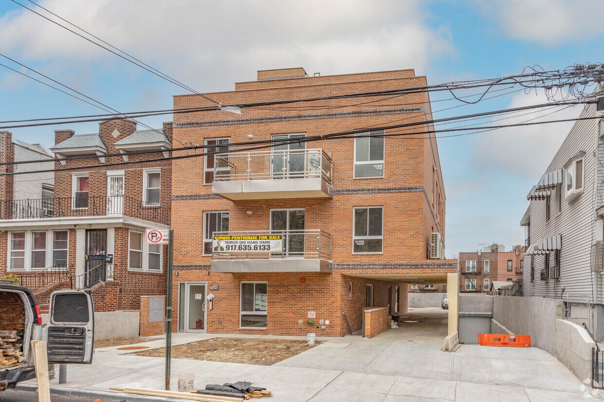 Foto principal - 74-25 43rd Ave