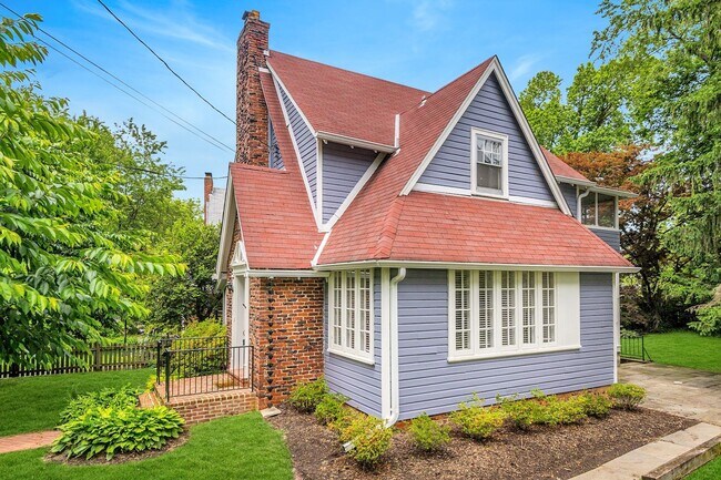 Building Photo - 3 Bed 2 Bath - Silver Spring Tudor - 1 Mil...