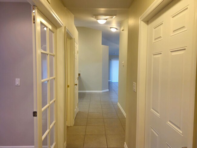 Foto del edificio - Cute 2 bedroom with a den 2 bathrooms and ...