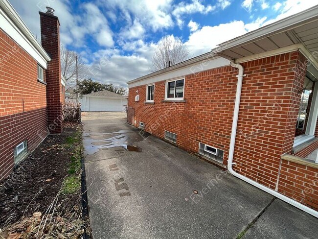 Building Photo - 8720 Randy Dr