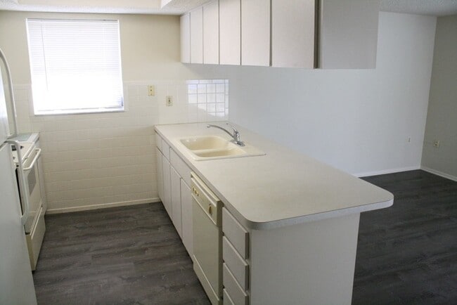 Building Photo - Beautiful large 2 bedroom 2 bath in New Port Richey
