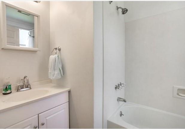 Foto del edificio - 5660 Ada Pl