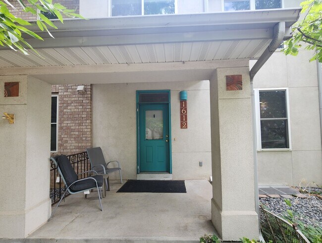 Foto del edificio - Stunning 3 Bedroom Townhome Tucked Away In...