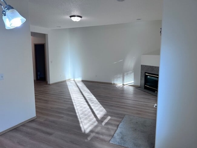 Building Photo - East Vancouver 3 bedrooms!