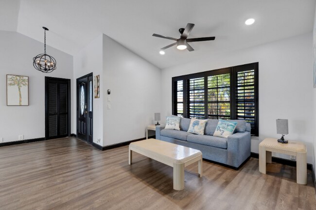 Building Photo - 294 Rotonda Cir