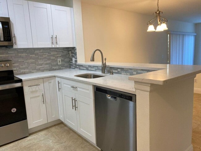 Foto del edificio - 1885 Palm Cove Blvd