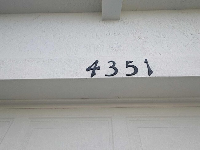 Foto del edificio - 4351 Pond Lily Ln