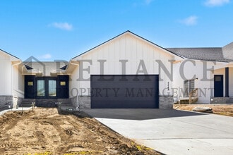 Building Photo - 5263 N Pinecrest Ct