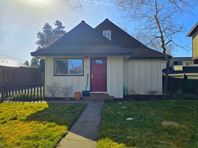 Foto del edificio - Bring the Pets!  Midtown 2 Bdrm Cottage, w/Den, 2 bath, All Appliances incl washer/dryer, Storage