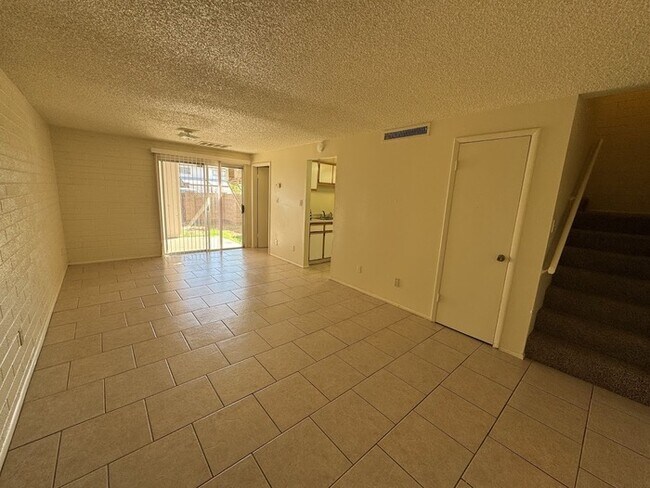 Building Photo - Holiday Gardens Townhome