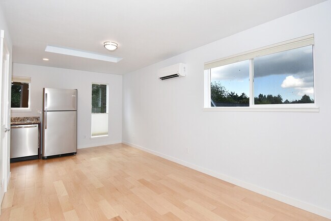 Foto del edificio - Beautiful Newer Construction (2019) 1 Bedroom/1 Bath ADU in Convenient Location (Central District)