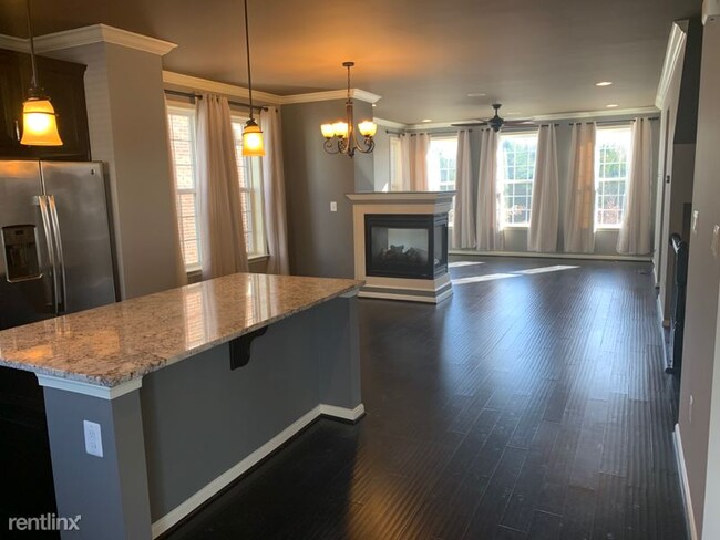 Building Photo - 4 br, 3.5 bath Townhome - 10271 Hastings Dr