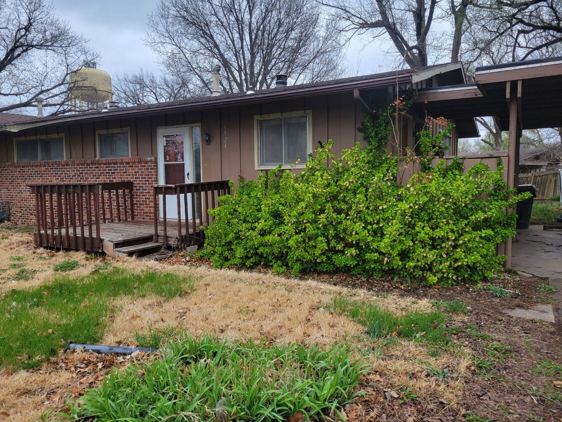 Primary Photo - 3 bed 1 bath fenced in backyard!