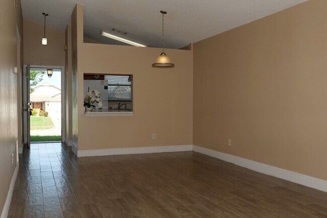 Building Photo - Spacious & Bright 2BD/1BA Home – Move-In R...
