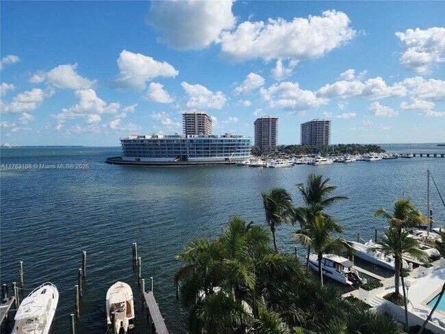 Foto del edificio - 3 Grove Isle Dr
