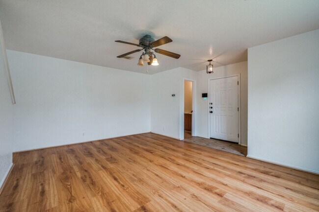 Building Photo - 3 bedroom and 2.5 bathroom located in Vill...