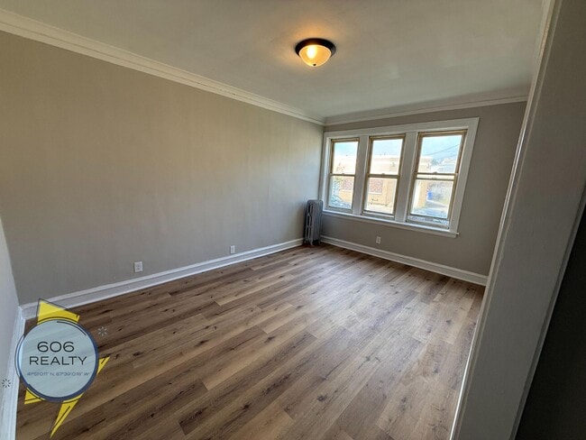 Building Photo - Spacious updated 6 Corners Apartments!