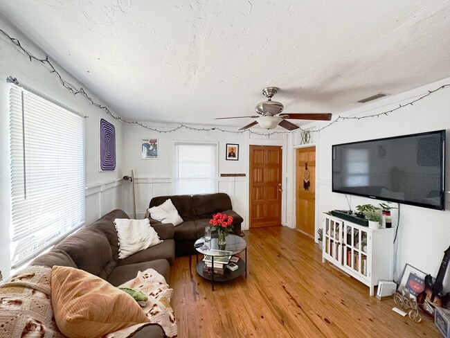 Photo - Lovely 2 Bedroom, 1 Bathroom Home in Fifth...