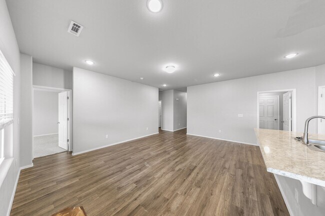 Building Photo - 4 Bedroom 2 Bath in Morningside Estates
