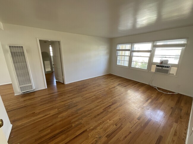 Foto del edificio - 2471 Silver Lake Blvd
